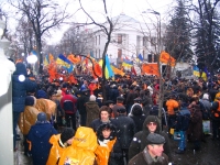 Фото. Возле здания Верховной Рады-1 (увеличение 600х800/553kb)